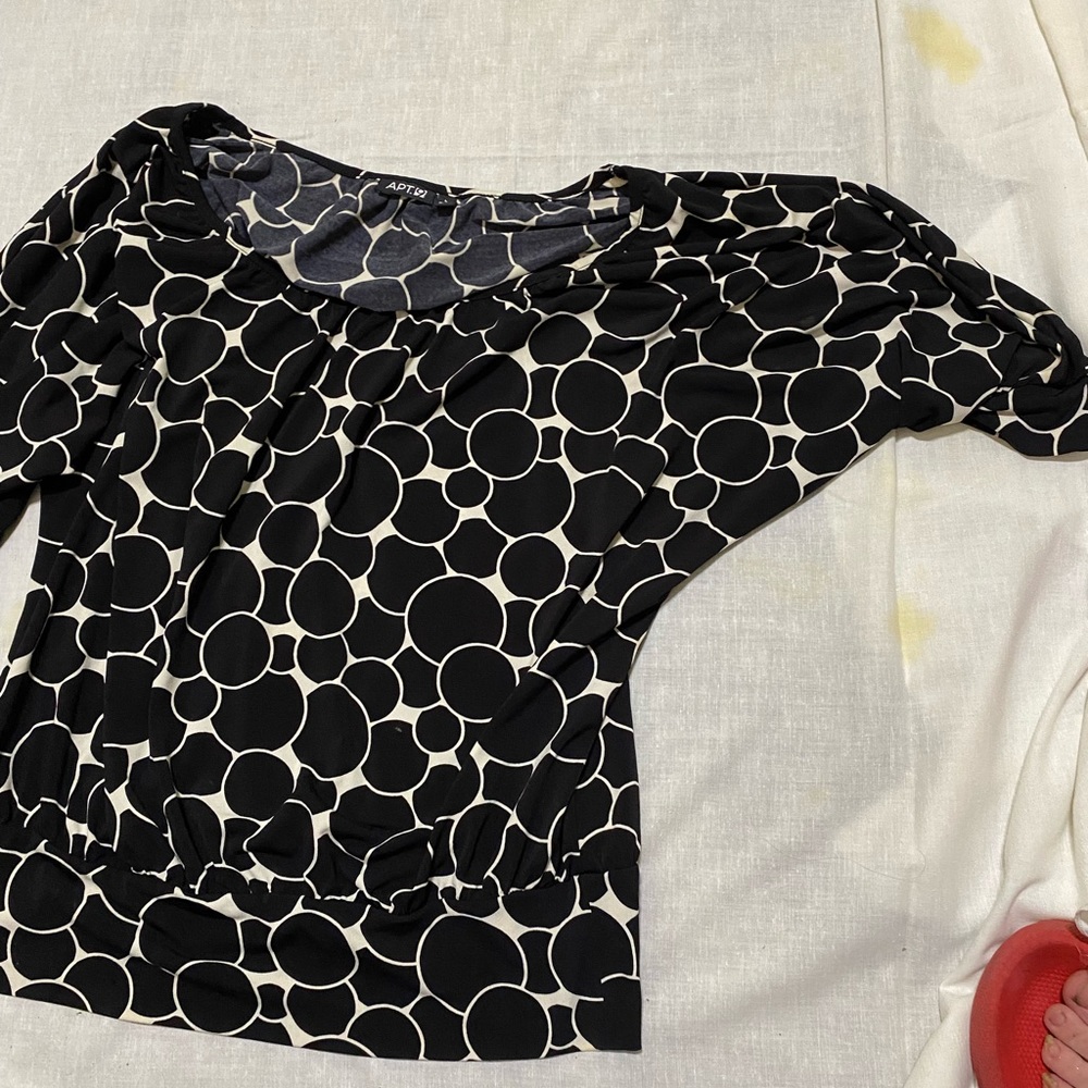 Women’s top. 3 quarter inch sleeves and round neck 96% poli ester